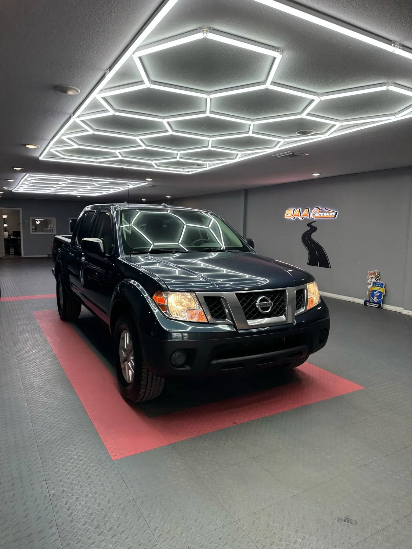 Used 2018 Nissan Frontier SV RWD image 1