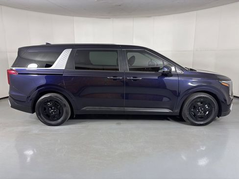 Used 2025 Kia Carnival image 9