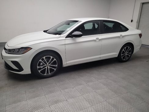 Used 2025 Volkswagen Jetta Sport image 2