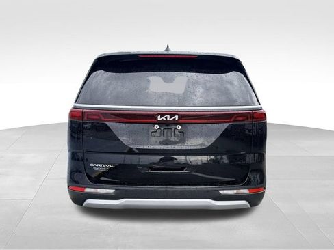 Used 2024 Kia Carnival EX FWD image 6