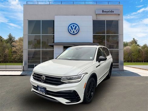 Certified 2022 Volkswagen Tiguan SE R-Line image 4