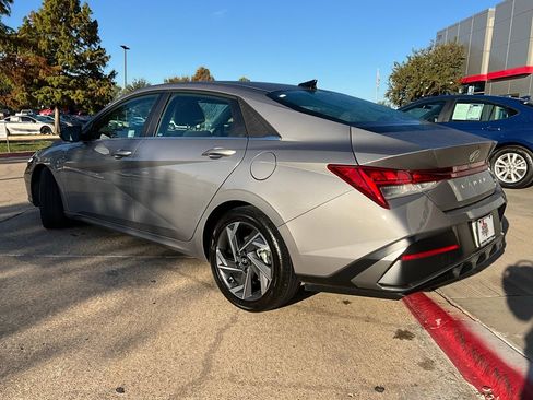 Used 2025 Hyundai Elantra Limited image 8