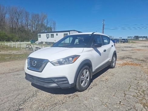 Used 2020 Nissan Kicks S FWD image 2