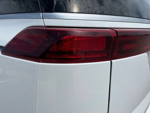 Used 2024 Kia Carnival LX FWD image 7