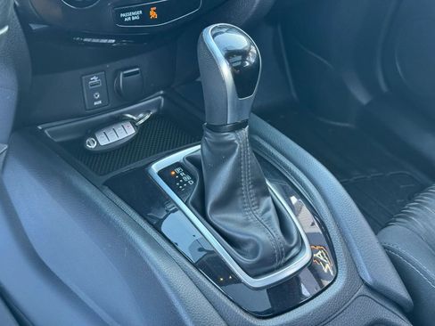 Used 2017 Nissan Rogue SV AWD/4WD image 24