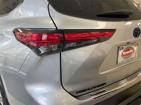 Certified 2022 Toyota Highlander XLE image 8