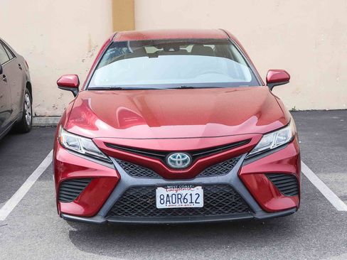 Used 2018 Toyota Camry SE image 2