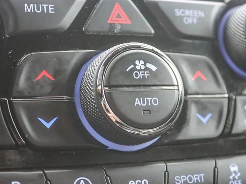 Used 2019 Jeep Grand Cherokee Laredo w/ Laredo X Package image 31