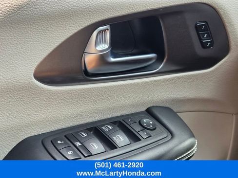 Used 2023 Chrysler Pacifica Touring-L FWD image 32
