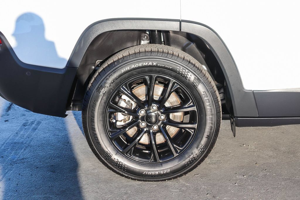 Used 2023 Jeep Cherokee Altitude Lux AWD/4WD image 12