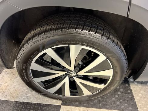 Certified 2022 Volkswagen Taos SE FWD image 14