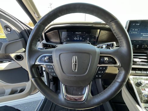 Used 2024 Lincoln Navigator Premiere image 19