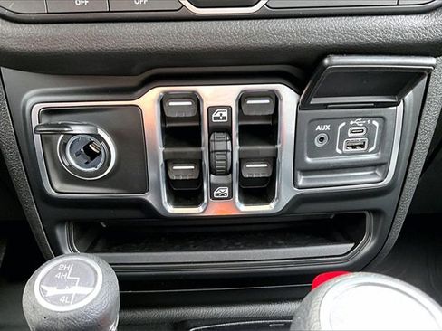 Used 2025 Jeep Wrangler Sport image 33