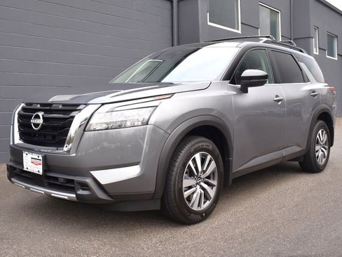 New 2025 Nissan Pathfinder SL image 1