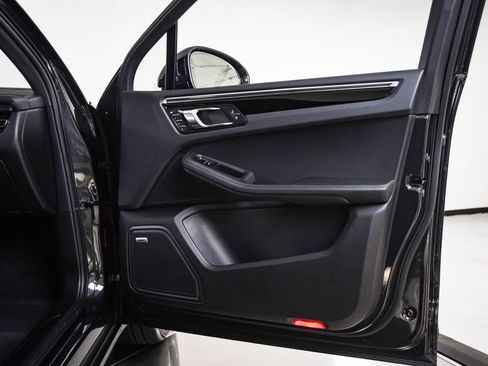 Certified 2025 Porsche Macan image 27