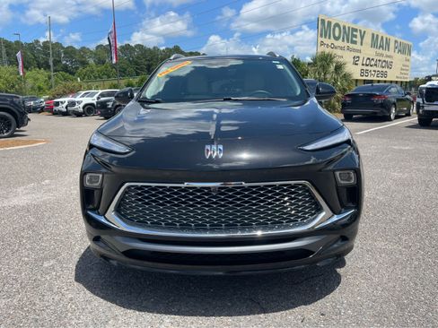 Used 2025 Buick Encore GX Avenir w/ Avenir Technology Package FWD image 2