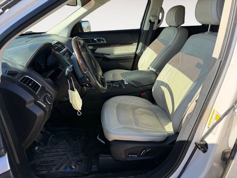Used 2017 Ford Explorer Platinum image 9