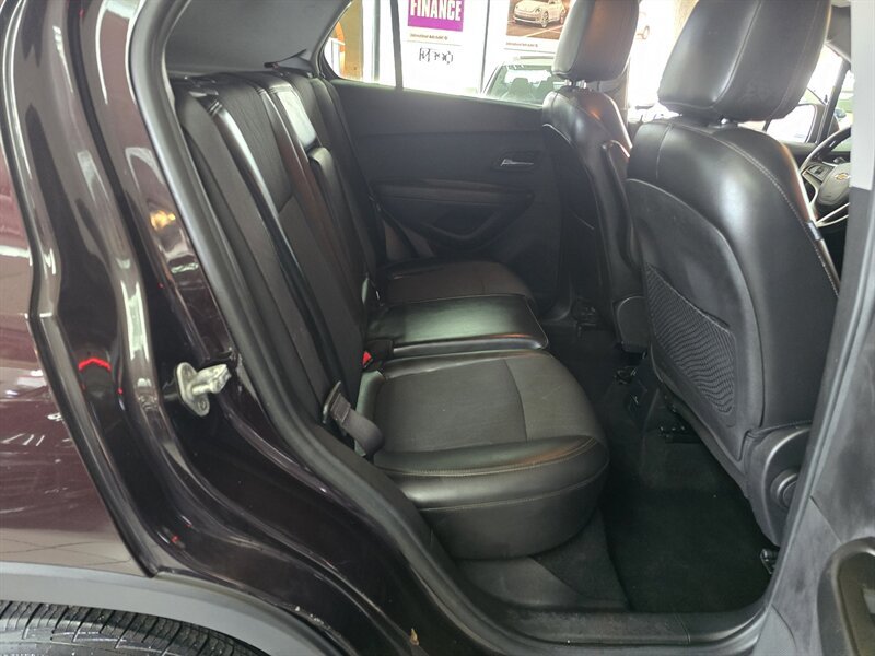 Used 2020 Chevrolet Trax LT w/ LT Convenience Package FWD image 16