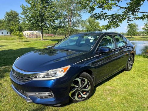 Used 2017 Honda Accord EX image 1