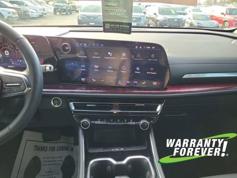 Used 2024 Chevrolet Traverse Z71 image 11