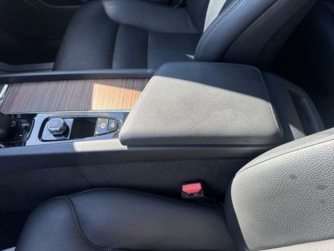 Used 2022 Volvo XC60 B5 Momentum w/ Protection Package Premier FWD image 23
