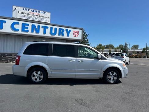 Used 2008 Dodge Grand Caravan SXT w/ Entertainment Group 2 FWD image 20