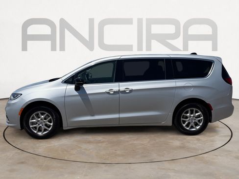 Used 2024 Chrysler Pacifica Touring-L FWD image 7