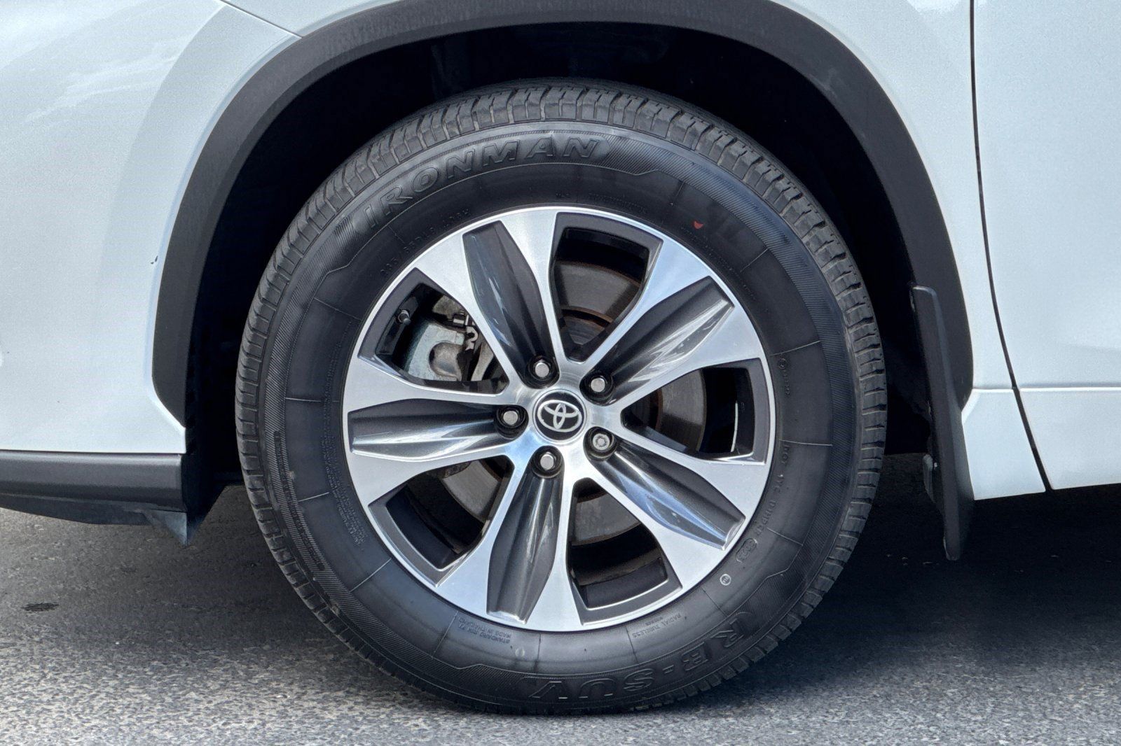 Used 2022 Toyota Highlander XLE AWD/4WD image 39