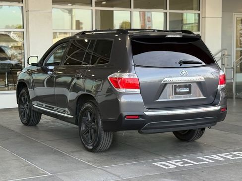 Used 2012 Toyota Highlander SE w/ Tow Pkg image 9