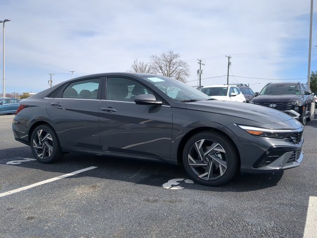 Used 2025 Hyundai Elantra Limited FWD image 2