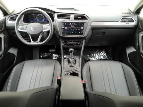 Used 2023 Volkswagen Tiguan SE FWD image 3