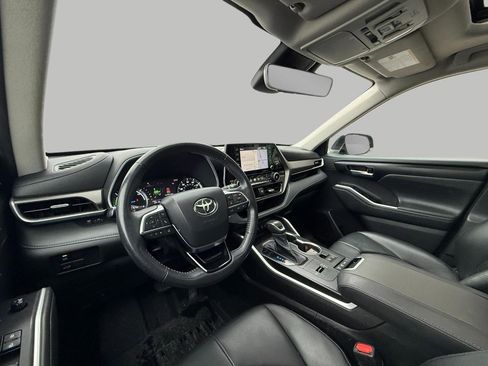 Used 2021 Toyota Highlander XLE image 25