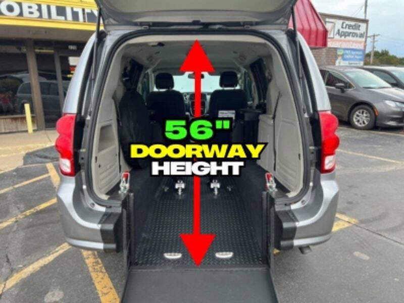 Used 2018 Dodge Grand Caravan SE w/ UConnect Hands-Free Group FWD image 48