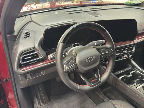 Used 2025 Chevrolet Traverse RS image 19