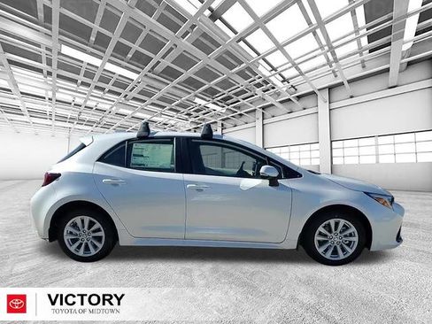 Used 2025 Toyota Corolla SE image 2