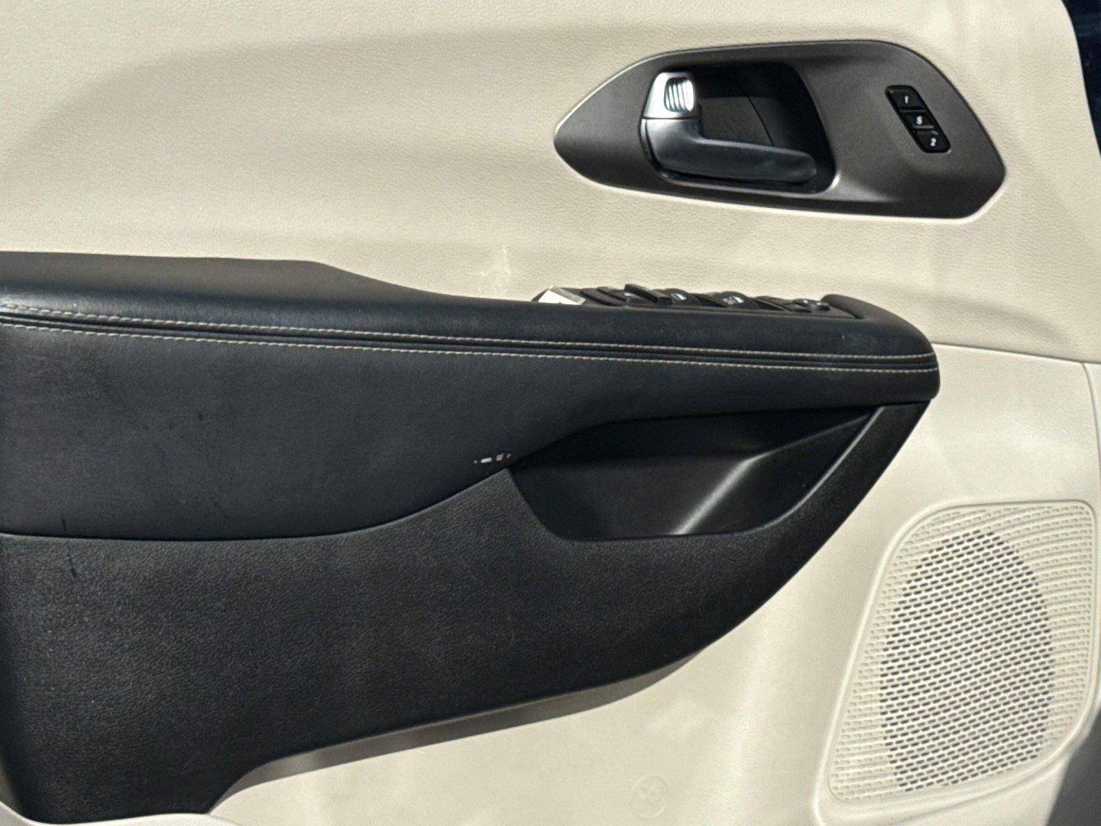 Used 2023 Chrysler Pacifica Touring-L FWD image 18