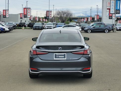 Used 2022 Lexus ES 300h w/ Premium Package image 6