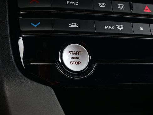 Used 2017 Jaguar F-PACE Premium image 24