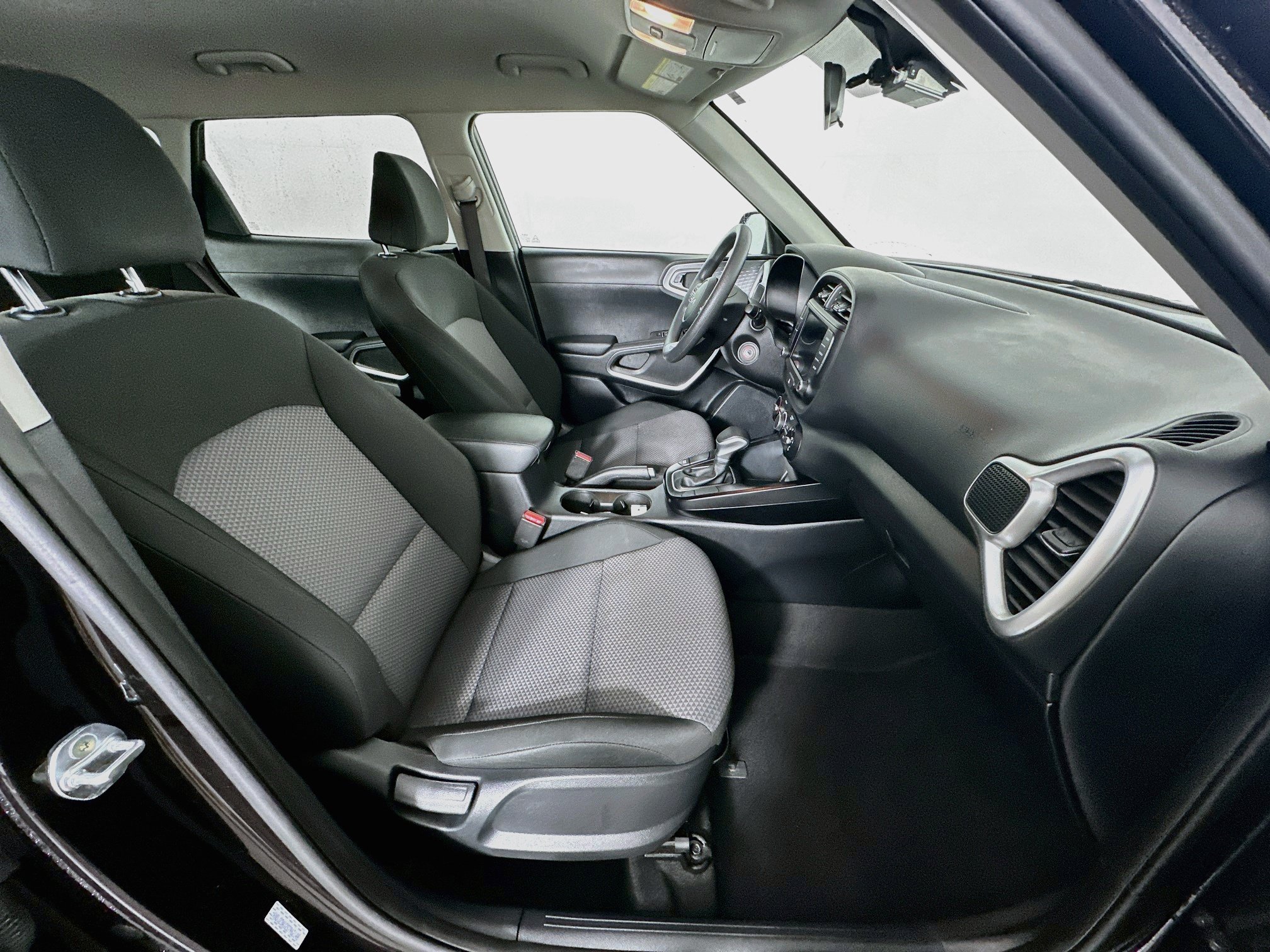 Used 2025 Kia Soul LX w/ LX Technology Package FWD image 29