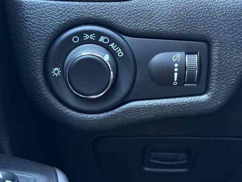 Used 2021 Jeep Cherokee Latitude FWD image 29