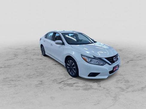 Used 2017 Nissan Altima 2.5 SV w/ Convenience Package FWD image 3