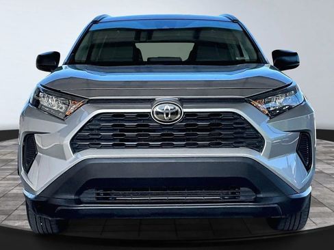 Used 2019 Toyota RAV4 LE FWD image 2