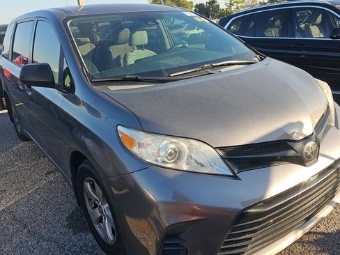 Used 2019 Toyota Sienna L image 10