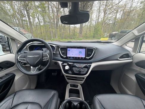 Used 2021 Chrysler Pacifica Touring-L AWD/4WD image 16