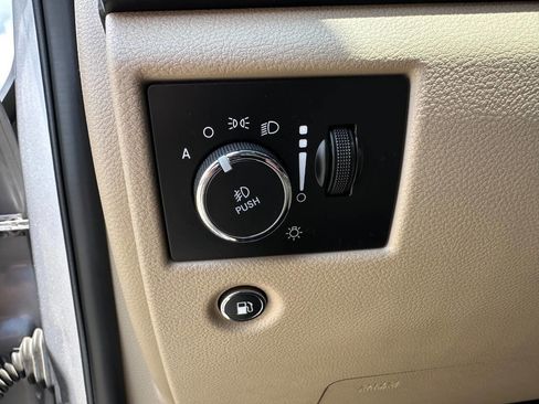 Used 2019 Jeep Grand Cherokee Laredo image 23