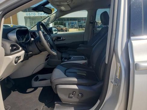 Used 2024 Chrysler Pacifica Touring-L FWD image 10