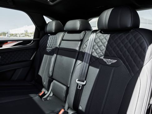 Used 2025 Bentley Bentayga AWD/4WD image 44