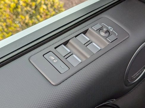 New 2026 Land Rover Discovery Dynamic SE image 24