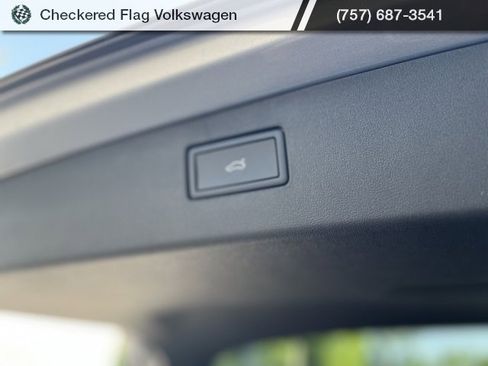 New 2025 Volkswagen Tiguan SE image 17