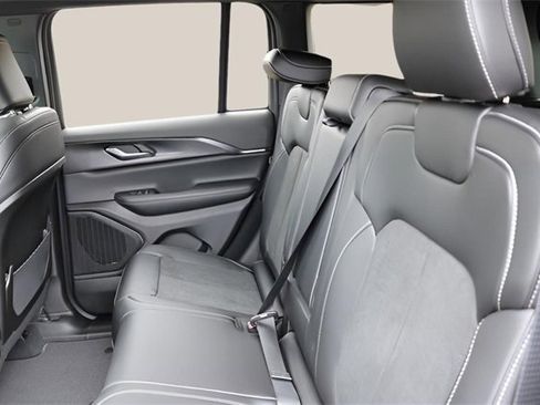 New 2025 Jeep Grand Cherokee Altitude image 15